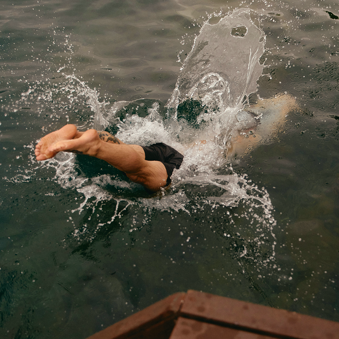 Man som dyker i vattnet