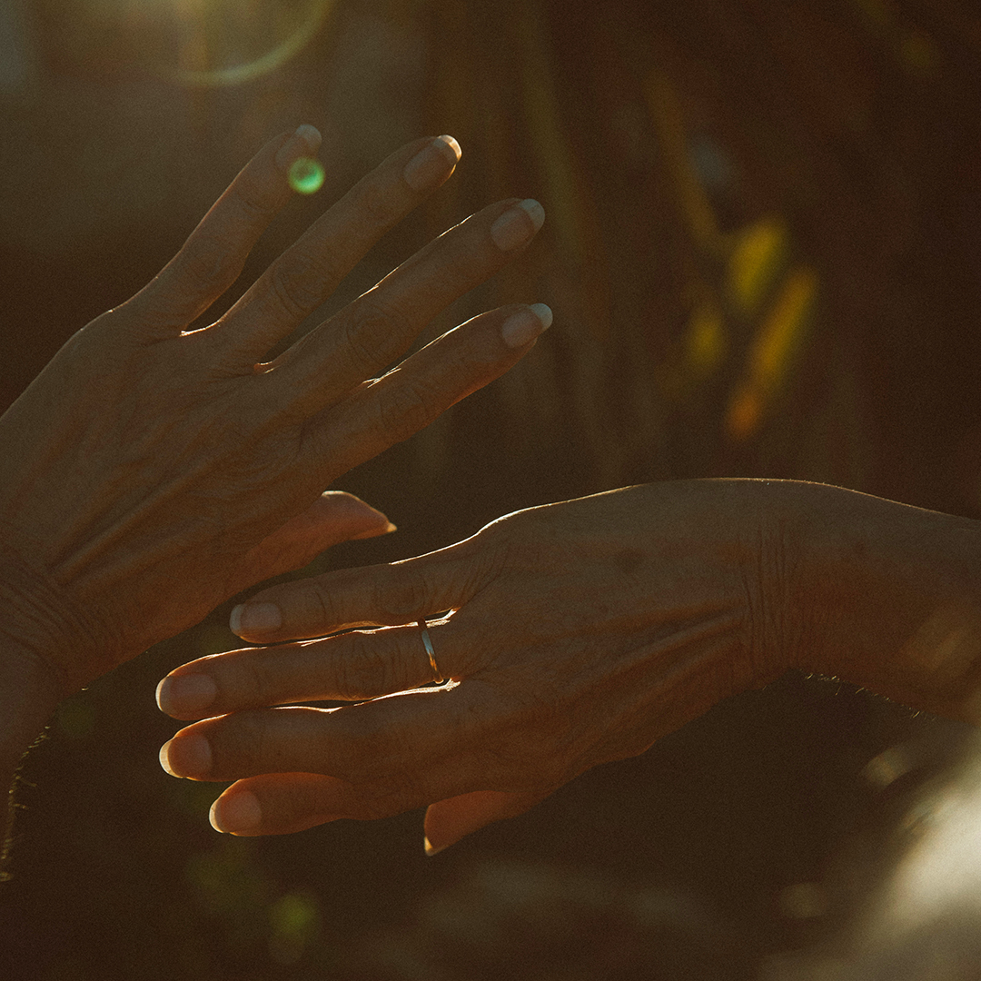 Två händer i solljus