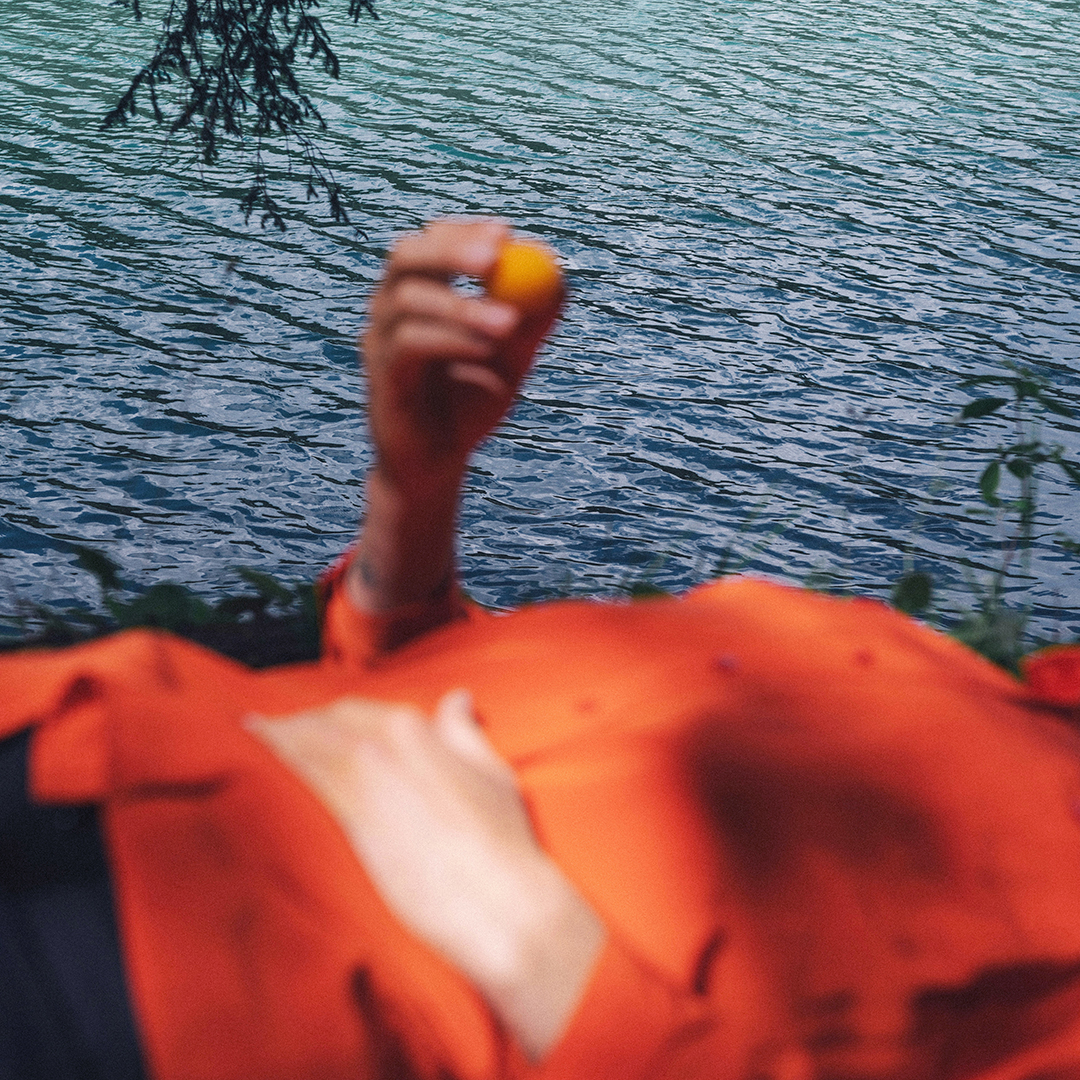 Människa ligger och håller äppelskrutt