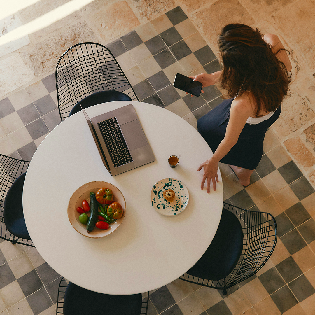 Bild på cafémiljö med kvinna som använder laptop