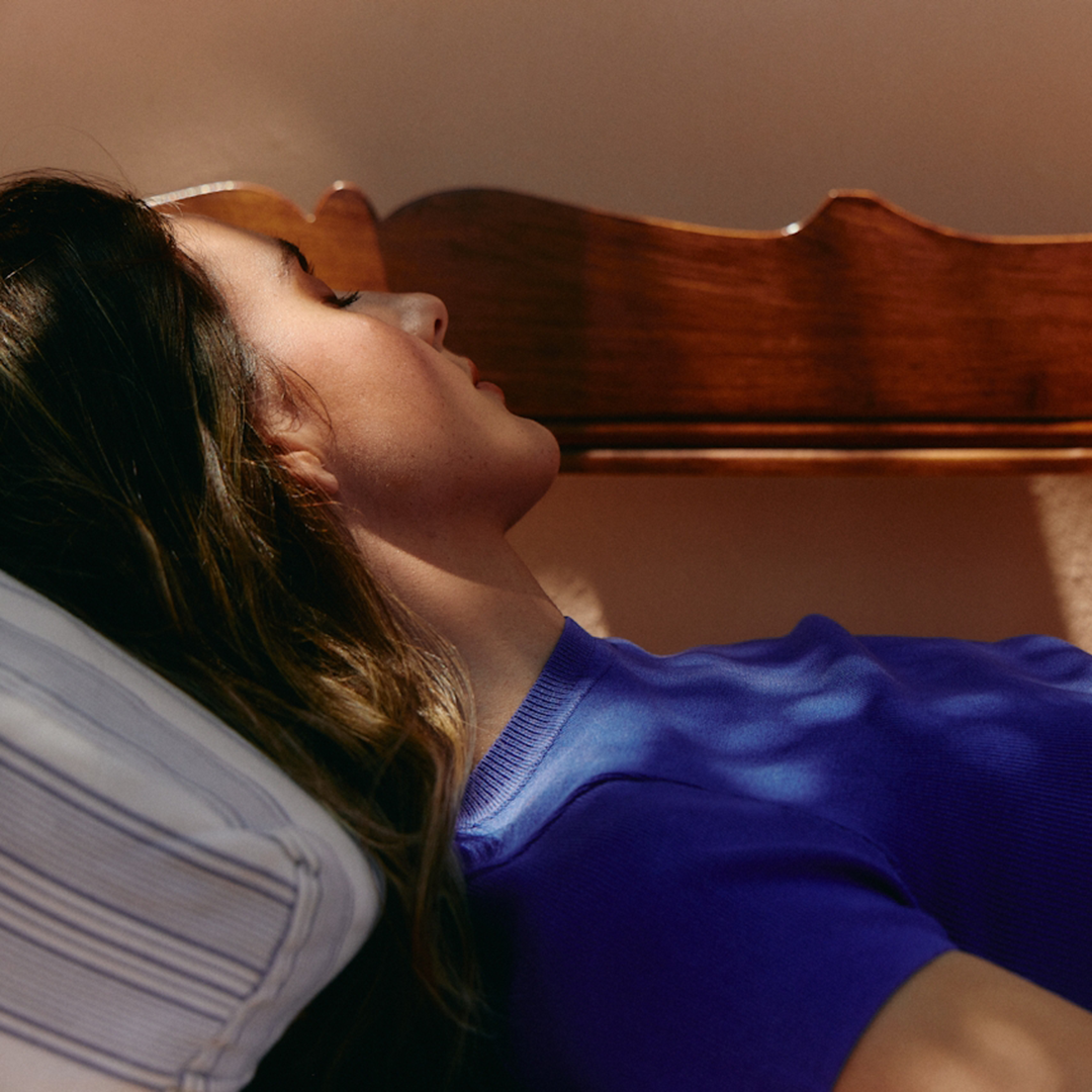 Kvinna som vilar på säng