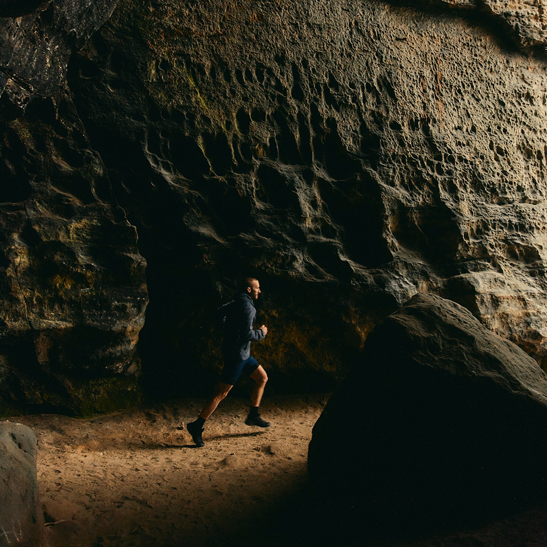 Man som springer i grottan