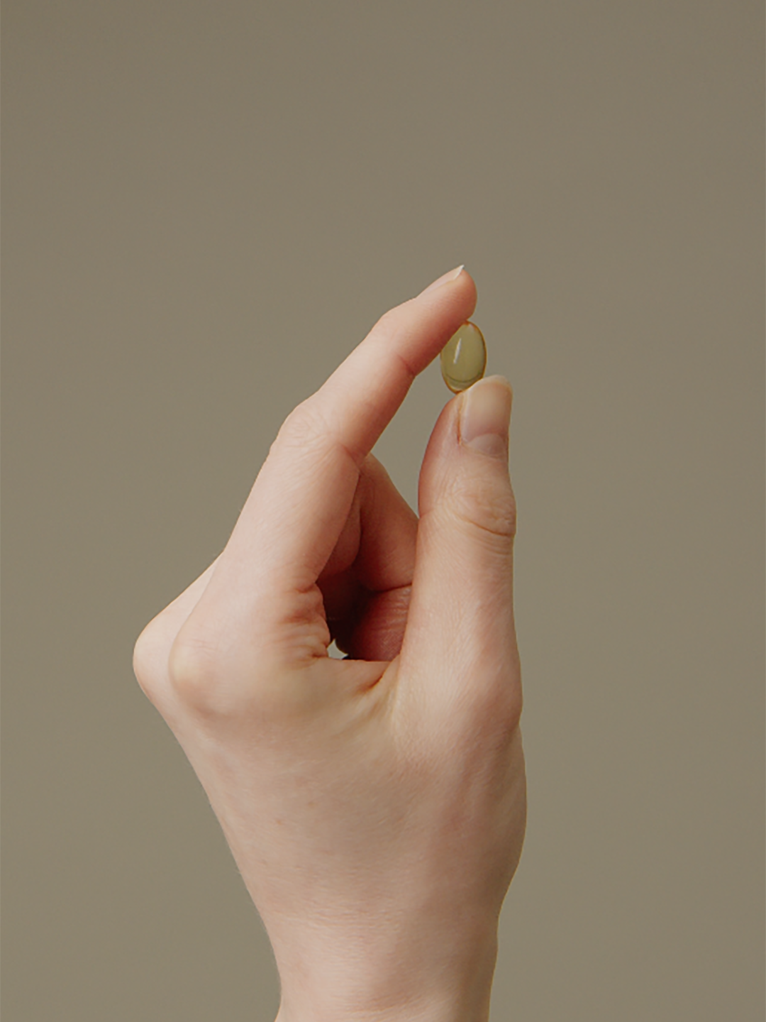 Hand som håller gelkapsel